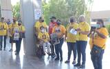 Con camisetas de color amarillo con las fotos plasmadas de sus hijos, madres y familiares conmemoran el Día Internacional del Desaparecido