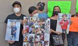A las afueras de la Fiscalía General del Estado, con pancartas y fotografías del infante, piden se detengan a los tres implicados