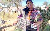 María Teresa Martínez Ochoa, visita la tumba de su amor en el panteón de Los Pioneros