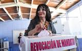 Emite su voto la alcaldesa de Mexicali, Norma Bustamante