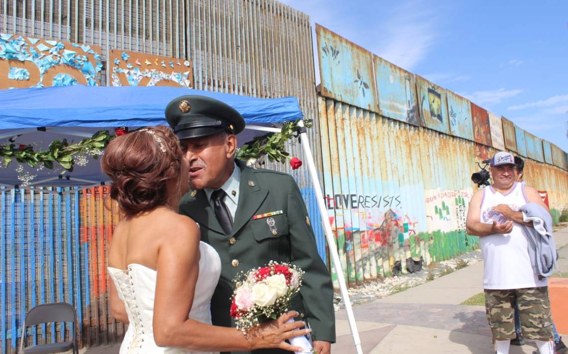 Resultado de imagen de se casan en muro fronterizo